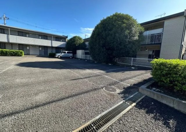 レオパレスグランドゥールＢの駐車場