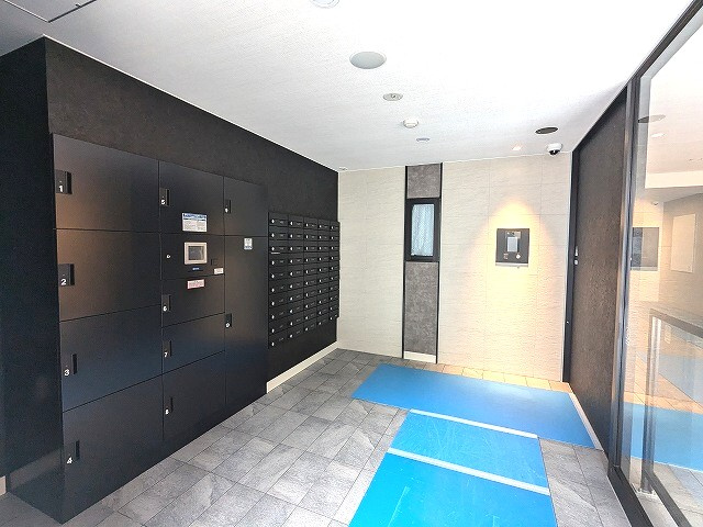 Opus Residence上野元浅草のエントランス|タッチキーのモニター付オートロックセキュリティ、宅配ＢＯＸ