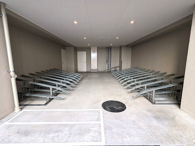 Opus Residence上野元浅草の設備|屋根付きの駐輪場
