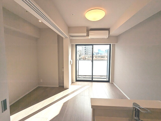 Opus Residence上野元浅草の居間・リビング|南向き、リビングにエアコン・照明付、洋室にウォークインクローゼット・ダウンライト付き