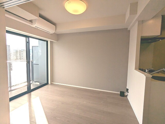 Opus Residence上野元浅草の設備|南向き、リビングにエアコン・照明付、カウンターキッチン