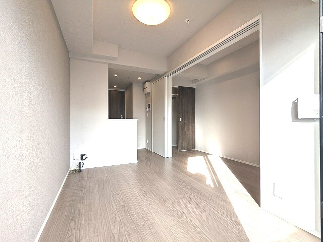 Opus Residence上野元浅草の設備|南向き、リビングにエアコン・照明付、カウンターキッチン、洋室にウォークインクローゼット・ダウンライト付き