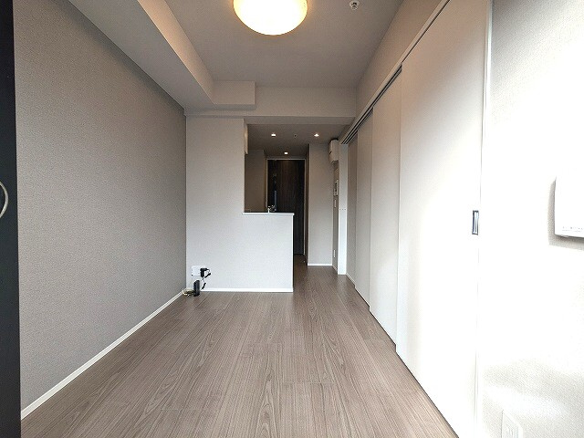 Opus Residence上野元浅草の設備|南向き、リビングにエアコン・照明付、カウンターキッチン