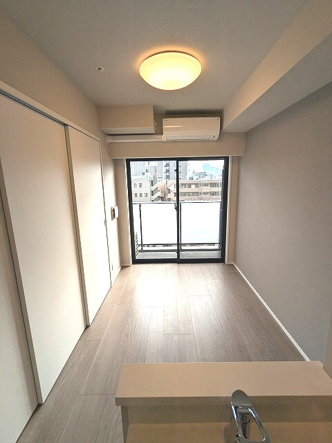 Opus Residence上野元浅草の設備|南向き、リビングにエアコン・照明付、カウンターキッチン