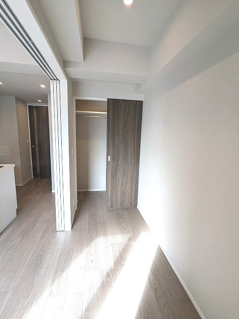 Opus Residence上野元浅草の設備|南向き、洋室にウォークインクローゼット・ダウンライト付き