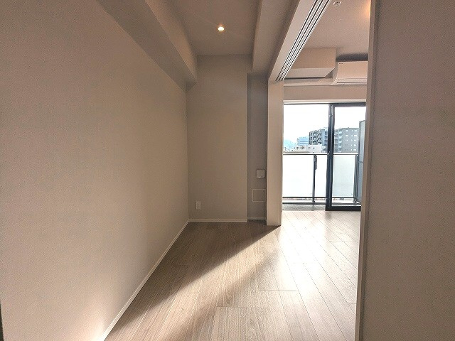 Opus Residence上野元浅草の設備|南向き、洋室にウォークインクローゼット・ダウンライト付き