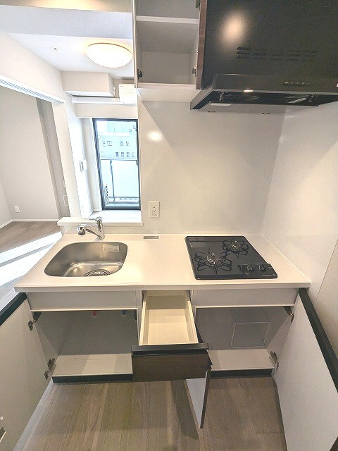 Opus Residence上野元浅草の設備|ガス3口システムカウンターキッチン、瀟洒でお手入れ楽なガラストップコンロ