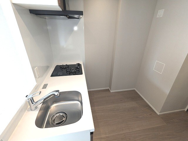 Opus Residence上野元浅草の設備|ガス3口システムカウンターキッチン、瀟洒でお手入れ楽なガラストップコンロ