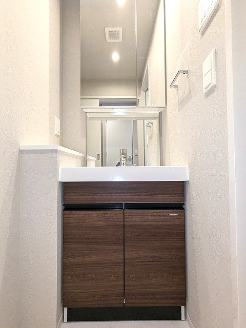 Opus Residence上野元浅草の設備|二面鏡付・ハンドシャワー付の独立洗面台