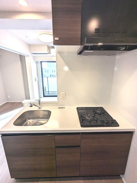 Opus Residence上野元浅草のキッチン|ガス3口システムカウンターキッチン、瀟洒でお手入れ楽なガラストップコンロ