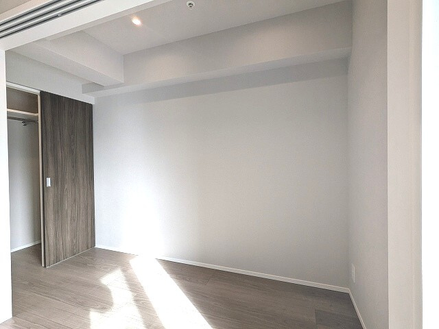 Opus Residence上野元浅草のその他共用部分|南向き、洋室にウォークインクローゼット・ダウンライト付き