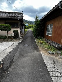 中古戸建の前面道路含む現地写真