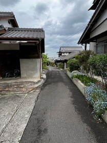 中古戸建の前面道路含む現地写真