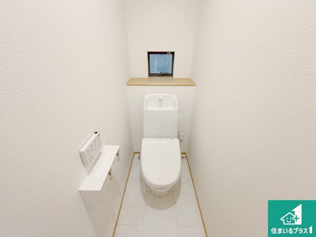 高槻市昭和台町　新築一戸建てのトイレ|1・2階の2ヶ所にあるので、朝の忙しい時間の順番待ちもなく、深夜の利用にも大変便利です。