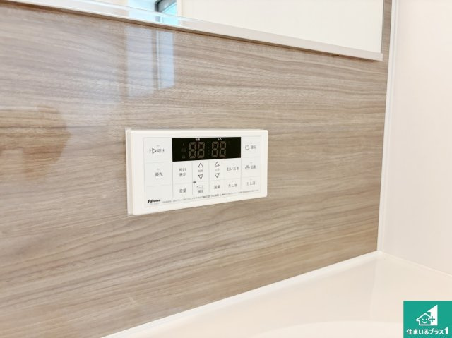 高槻市昭和台町　新築一戸建ての発電・温水設備|給湯器リモコン（浴室側）省エネタイプの給湯器でお湯はり・追い炊き自由自在！お子様から高齢者の方まで、みんなが操作しやすいボタン配置です。
