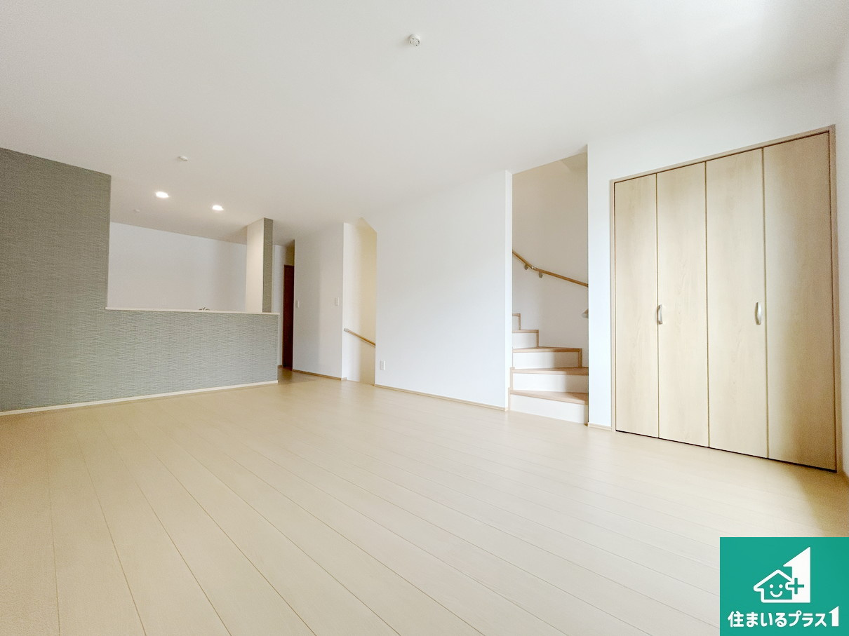 高槻市昭和台町　新築一戸建ての居間・リビング|シンプルなリビングは、観葉植物等のインテリアを楽しめますね！パパ好みにも、ママ好みにも家具次第で雰囲気を変えることができます！