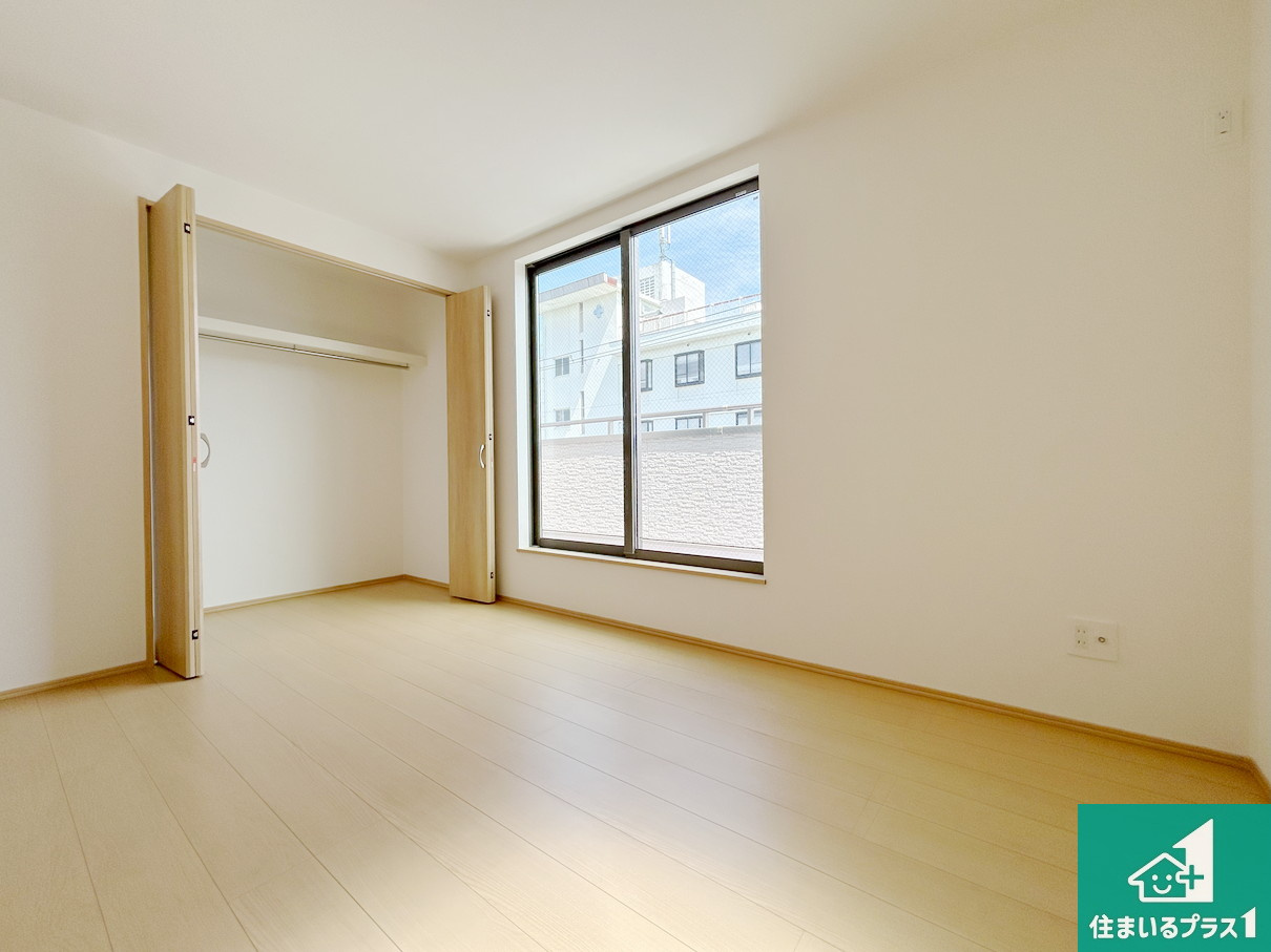 高槻市昭和台町　新築一戸建ての洋室|寝室は心地よい眠りについてもらいたくて、シンプルかつ開放的な空間な設計にしています！大きな窓から差し込む日が心地いいです♪