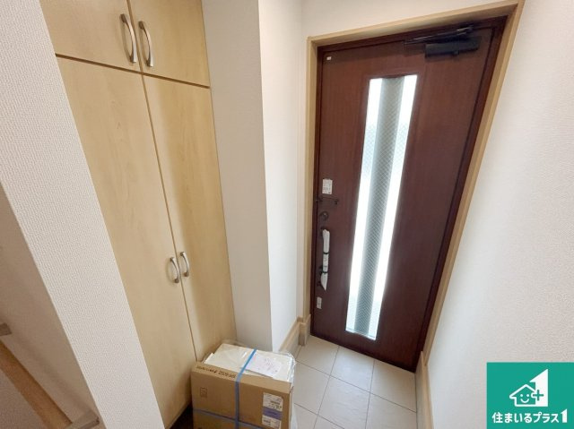 高槻市昭和台町　新築一戸建ての玄関|シューズボックスにはたくさんの靴が収納できるので玄関周りはいつもスッキリ！ご家族が増えても安心！