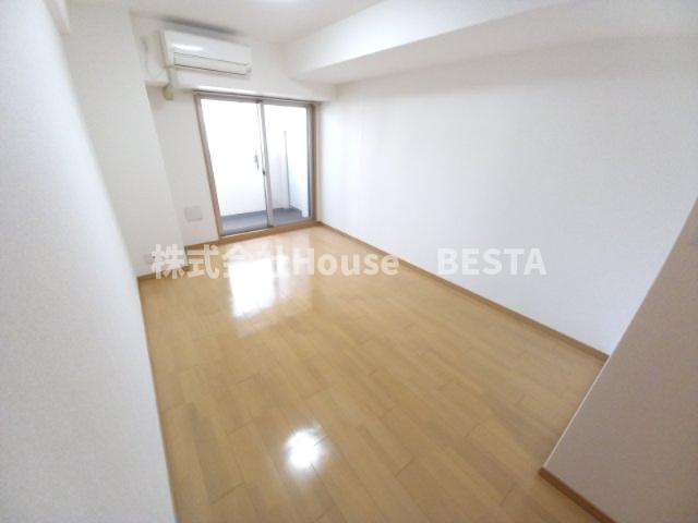 カスタリア三宮の居間・リビング