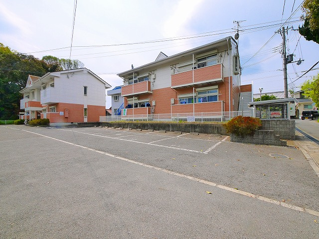 グリーンヒルズ1号棟の駐車場|駐車場完備です