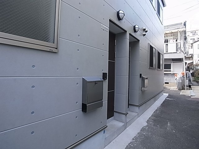 神戸市長田区戸崎通２丁目のアパートのエントランス
