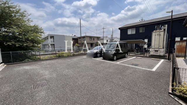 レオパレスエリーズの駐車場