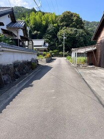 中古戸建の前面道路含む現地写真