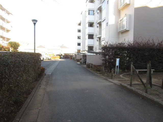 町田ハイツＢ5号棟のその他共用部分|共用階段側の敷地内通路