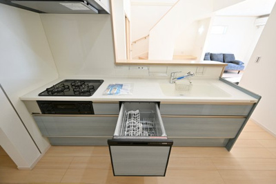 【キッチン】 | 太田市東別所町   未入居戸建て | システムキッチンは女性目線で設計されており、シンクも広く使いやすい設計です♪
食洗器付きで家事も楽々♪