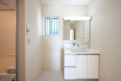 【独立洗面台】 | 太田市東別所町   未入居戸建て | 3面鏡付きの洗面台は後ろが見えるのでヘアセットがバッチリ決まります！