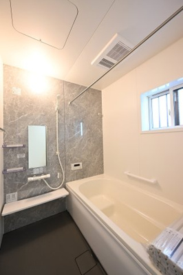 【浴室】 | 太田市東別所町   未入居戸建て | 清潔感あるお風呂はフルオートバスでお湯張りもラクラク♪
お風呂は窓があるので換気もできます。