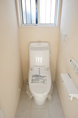 【トイレ】 | 太田市東別所町   未入居戸建て | 暖房便座などがついた高機能シャワートイレです。
ウォシュレットは今となっては欠かせない機能ですね！