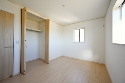 【洋室】 | 太田市東別所町   未入居戸建て | 2階の各居室にはしっかりとした容量のスペースを確保しているので、お部屋は美しい空間を保てますね♪