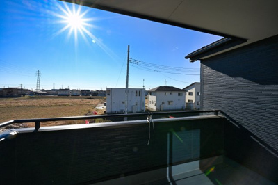 【バルコニー】 | 太田市東別所町   未入居戸建て | バルコニーは屋根付きのインナーバルコニーとなっております。
洗濯物を突然の雨から守ってくれます♪