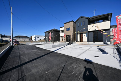 【前面道路含む現地写真】 | 太田市東別所町   未入居戸建て | 南道路で日当たりのいい物件です！駐車も楽々♪