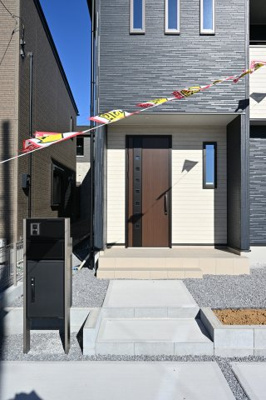 【玄関】 | 太田市東別所町   未入居戸建て | 屋根付きの玄関は雨の日のぬれずに出入りすることができます！
ダブルロックドアで防犯性も◎