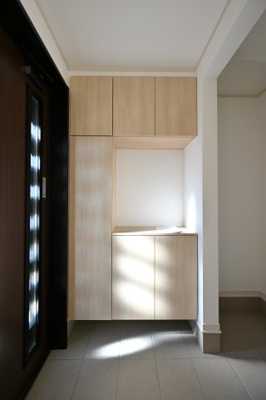 【玄関】 | 太田市東別所町   未入居戸建て | 天井までの高さがあるたっぷり玄関収納。可動棚で調整可能ですので、背の高いブーツもすっぽり収まります。