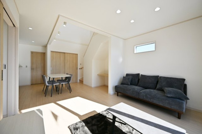 【居間・リビング】 | 太田市東別所町   未入居戸建て | 広々としていて明るい日差しもたくさん入ってきます。家具を置いてもゆとりある空間となっております♪