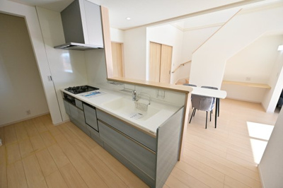 【キッチン】 | 太田市東別所町   未入居戸建て | 人気の対面式キッチン。お食事の準備をしながらでもご家族とのコミュニケーションを楽しめます♪