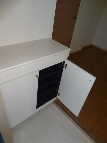 ベルフラワーハイツの玄関|明るい玄関です