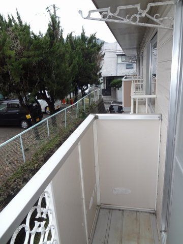 ベルフラワーハイツのバルコニー|外からの目が気にならないバルコニーで洗濯物が干せます