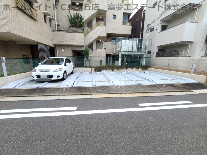 メゾンプラヴァの駐車場