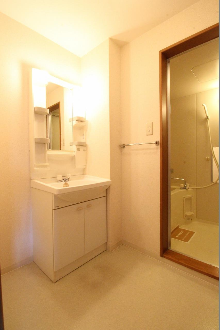 ラフィーネ二ツ屋の洗面所|※お部屋により仕様が異なる場合があります。