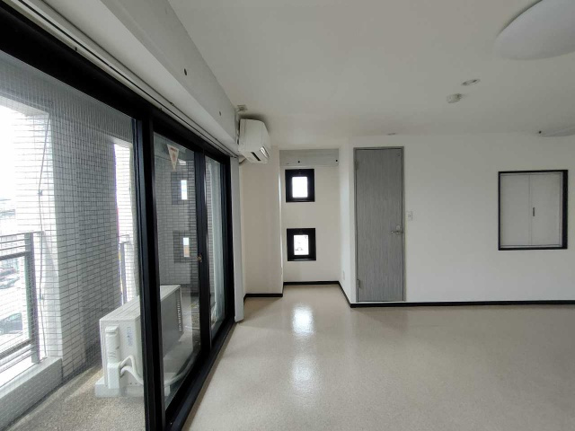 百々西町 107ビルのロビー