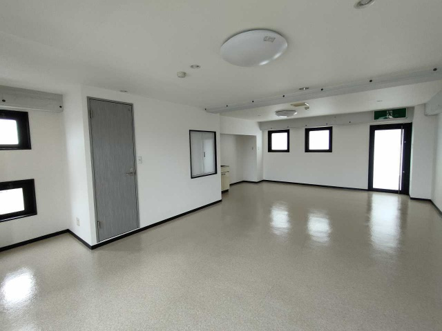 百々西町 107ビルの居間・リビング