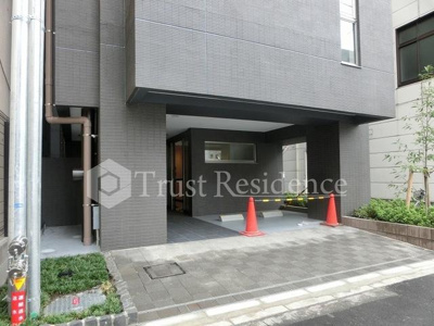 【エントランス】 | アジュール神田錦町 | エントランス前