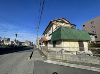 【前面道路含む現地写真】 | 川口市上青木西　土地 | 木造２階建
既存建物あり