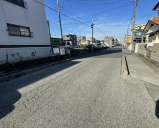 【前面道路含む現地写真】 | 川口市上青木西　土地 | 西側9.9ｍ公道
南西角地に付き日当たり良好です