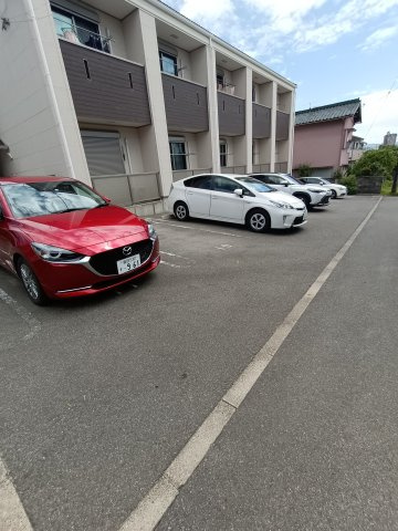 ヴィラ・ルミエールの駐車場