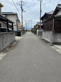 中古戸建の前面道路含む現地写真